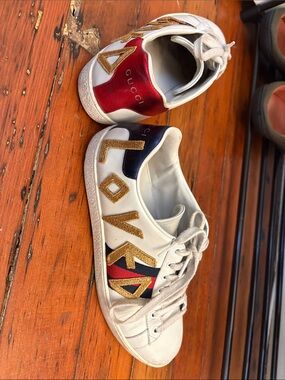 Gucci White Leather Sneakers with Gold 'LOVE' Appliqué and Red/Blue Heel